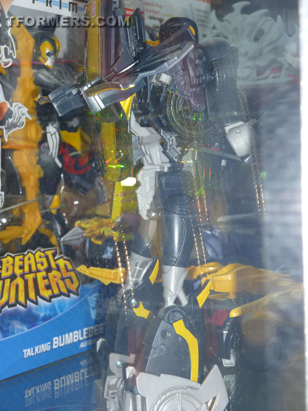 SDCC 2013   Transformers Weaponizers Optimus Prime And Bumblebee Figures Display Image  (19 of 19)